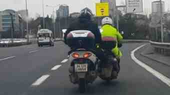 D-100’de tehlikeli yolculuk! Bozulan motosiklete bacağıyla destek verdi